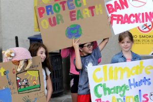 Los niños protestan en el centro de Pittsburgh.