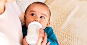 baby drinking formula from baby bottle