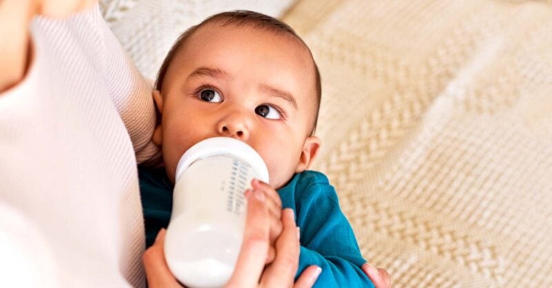 baby drinking formula from baby bottle