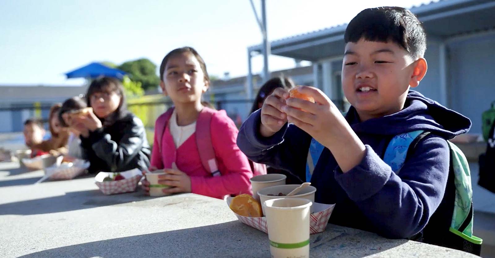 kids eating school lunch