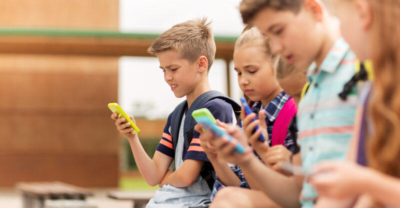 Elementary school students with smartphones.