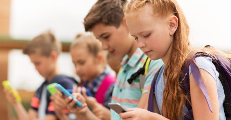 elementary school students with smartphones